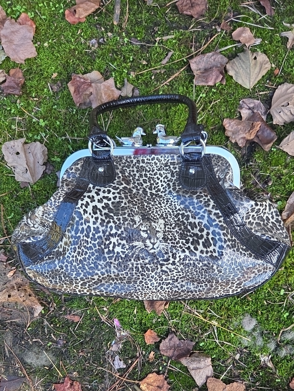 Lux de Ville Style Leopard-print Kiss Satchel Handbag with Black Accents